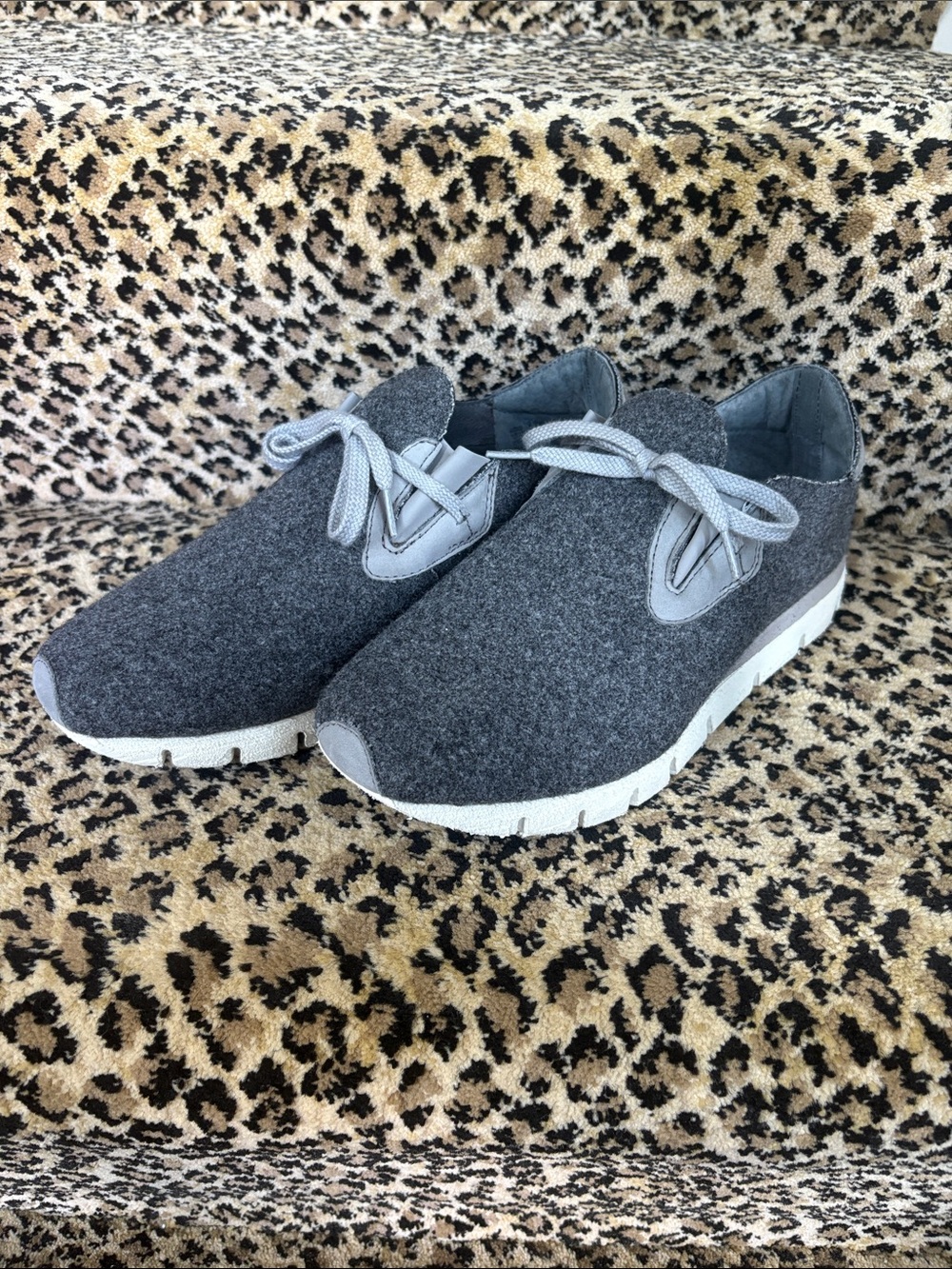 Cloth tennis shoes